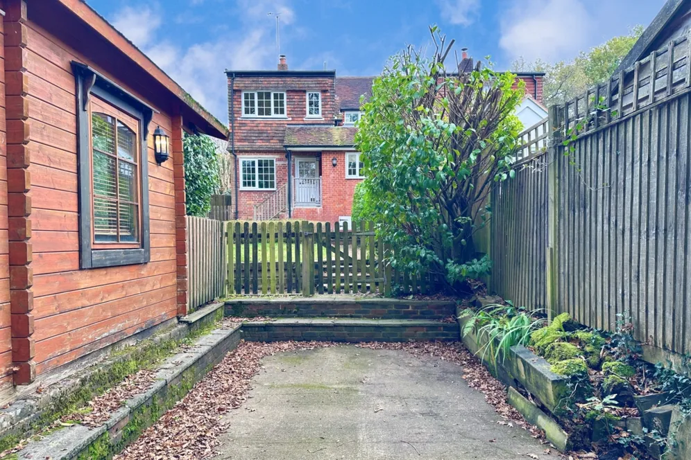 Pathfields Haslemere GU27 photo 15