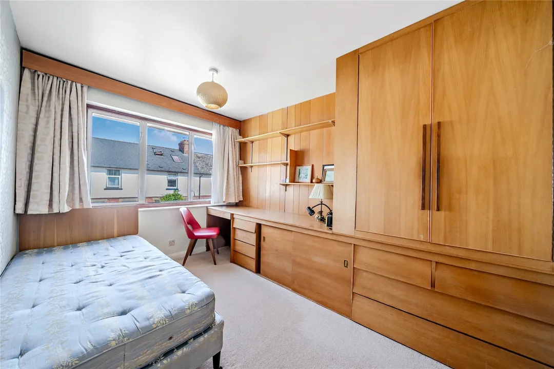 https://mr0.homeflow-assets.co.uk/files/photo/image/48608/1974/_x_/TOP260132_09.jpg