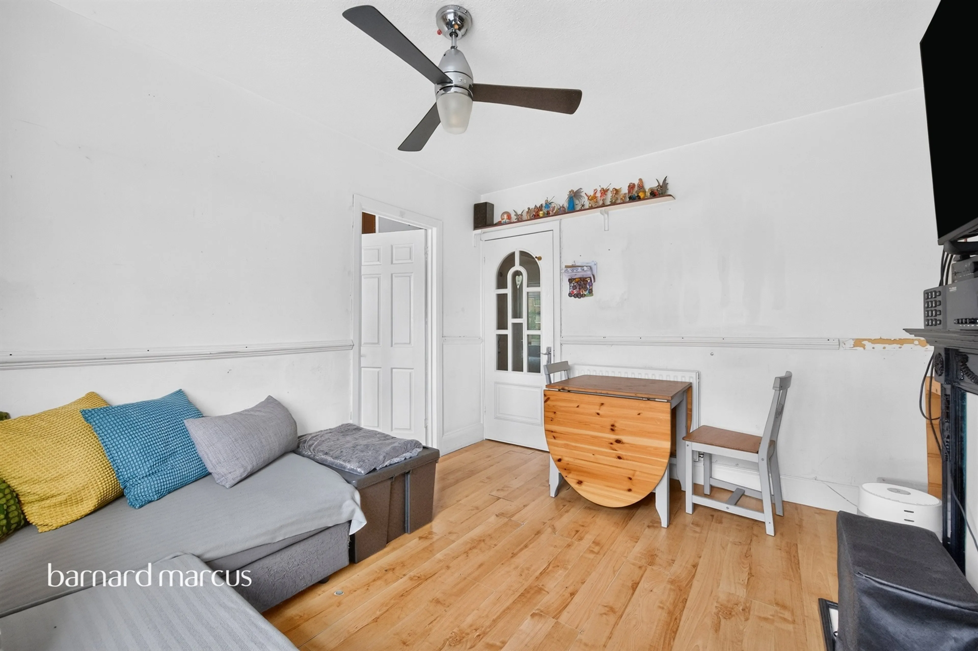 Property at Gilders Road, Chessington