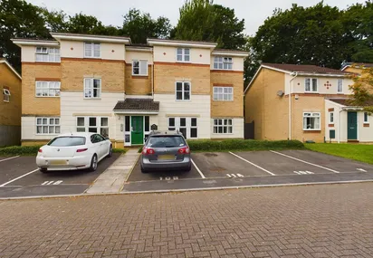 De La Warre Court, St Annes Park