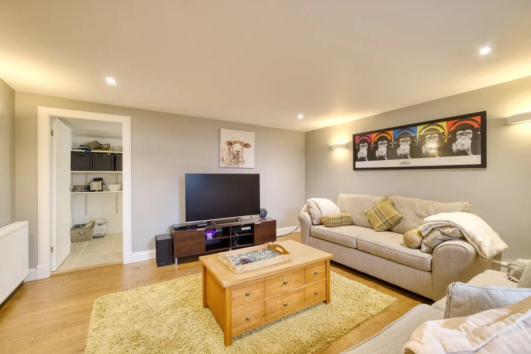 https://mr0.homeflow-assets.co.uk/files/photo/image/48608/7655/_x_/003A5095_HDR-126.jpg