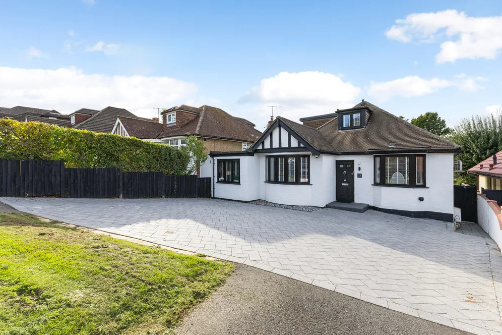 Caldecote Gardens, Bushey, WD23 photo 3