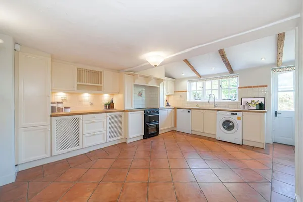 Village Road, Thorpe, TW20 photo 3