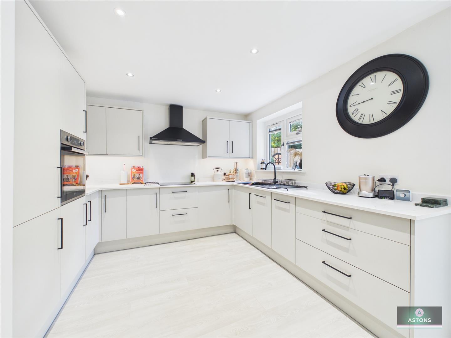 Heathfield, Pound Hill Image 3