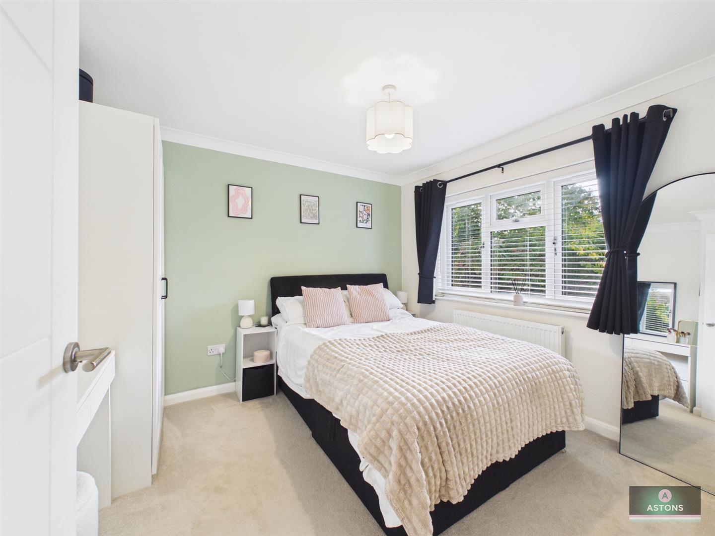 Heathfield, Pound Hill Image 12