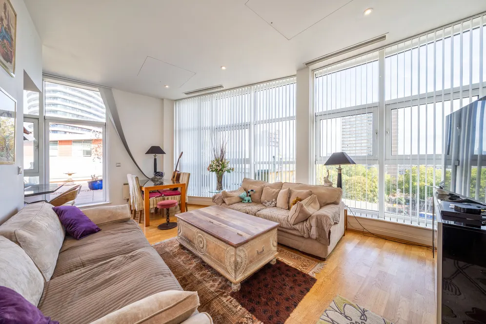 18 Lombard Road, London, SW11 photo 2