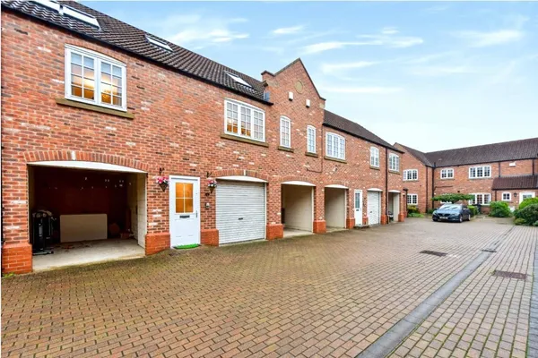 6 Falcon Court, Dinnington, South Yor...