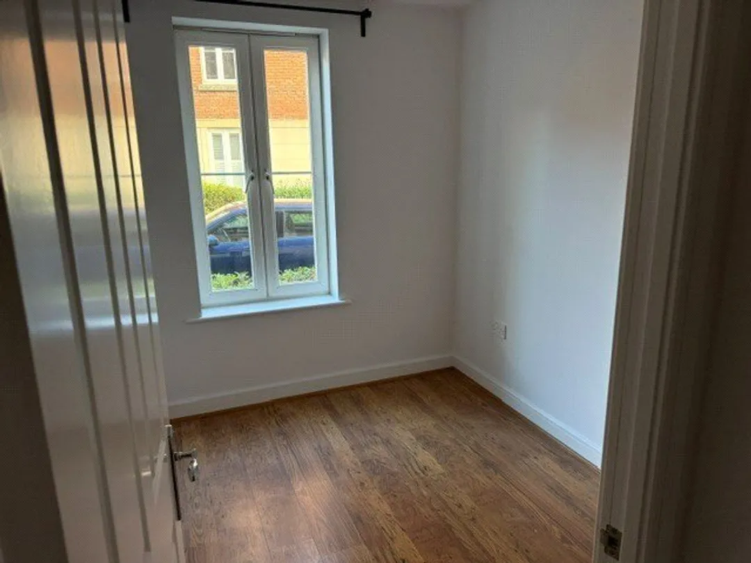 https://mr0.homeflow-assets.co.uk/files/photo/image/48617/5410/_x_/SOU170854_18.jpg