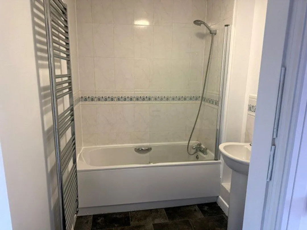 https://mr0.homeflow-assets.co.uk/files/photo/image/48617/5411/_x_/SOU170854_16.jpg