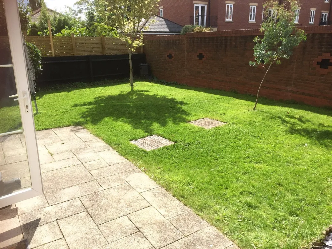 https://mr0.homeflow-assets.co.uk/files/photo/image/48617/5413/_x_/SOU170854_02.jpg