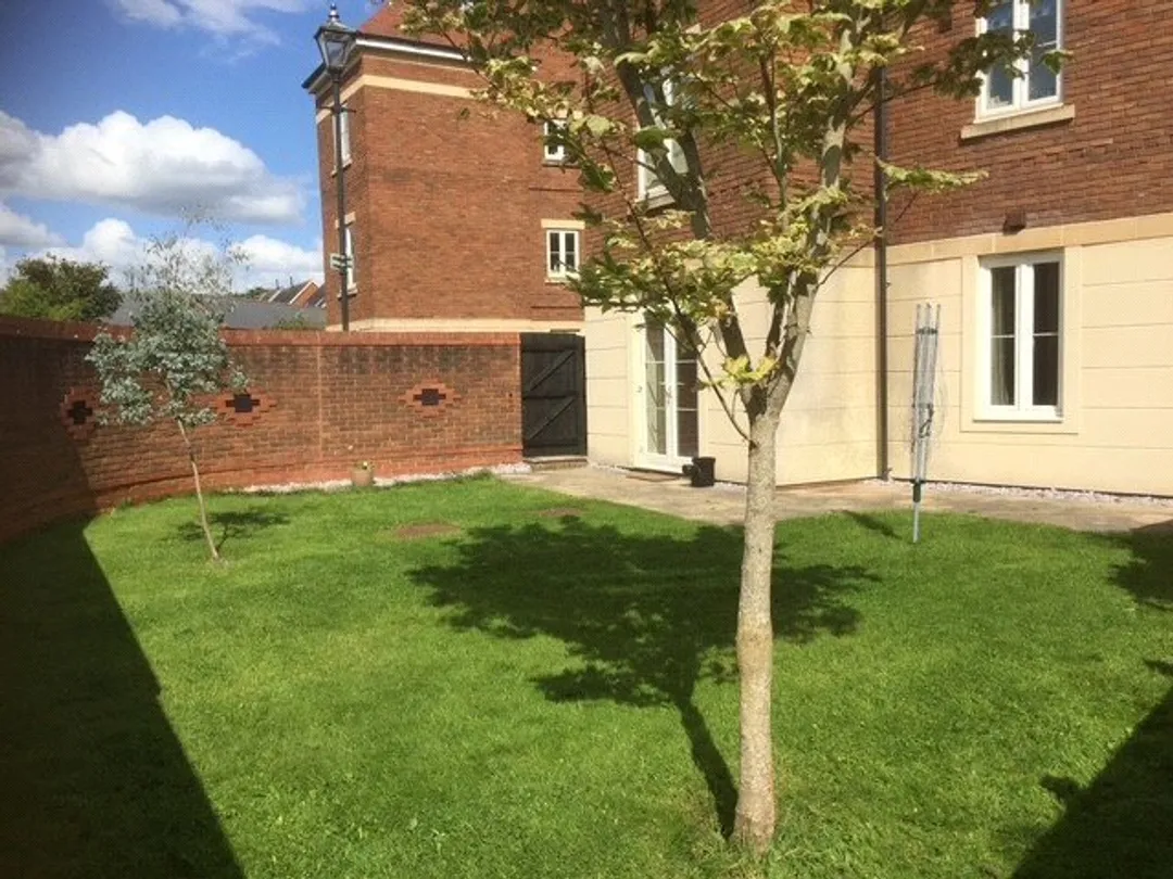 https://mr0.homeflow-assets.co.uk/files/photo/image/48617/5415/_x_/SOU170854_19.jpg