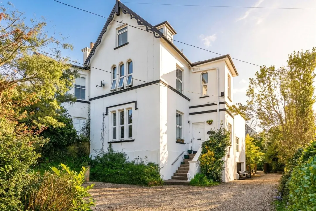https://mr0.homeflow-assets.co.uk/files/photo/image/48618/0217/_x_/TOP180167_32.jpg