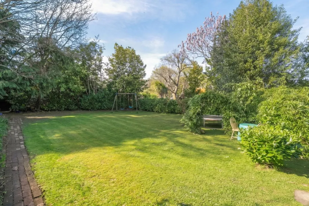 https://mr0.homeflow-assets.co.uk/files/photo/image/48618/0220/_x_/TOP180167_35.jpg