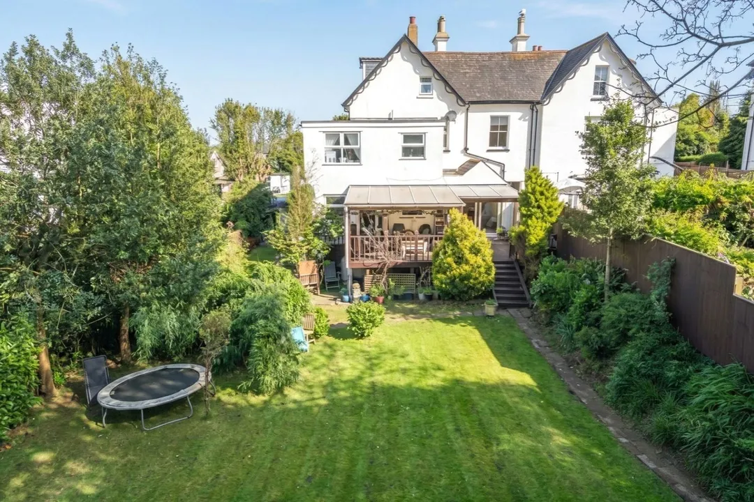 https://mr0.homeflow-assets.co.uk/files/photo/image/48618/0227/_x_/TOP180167_36.jpg