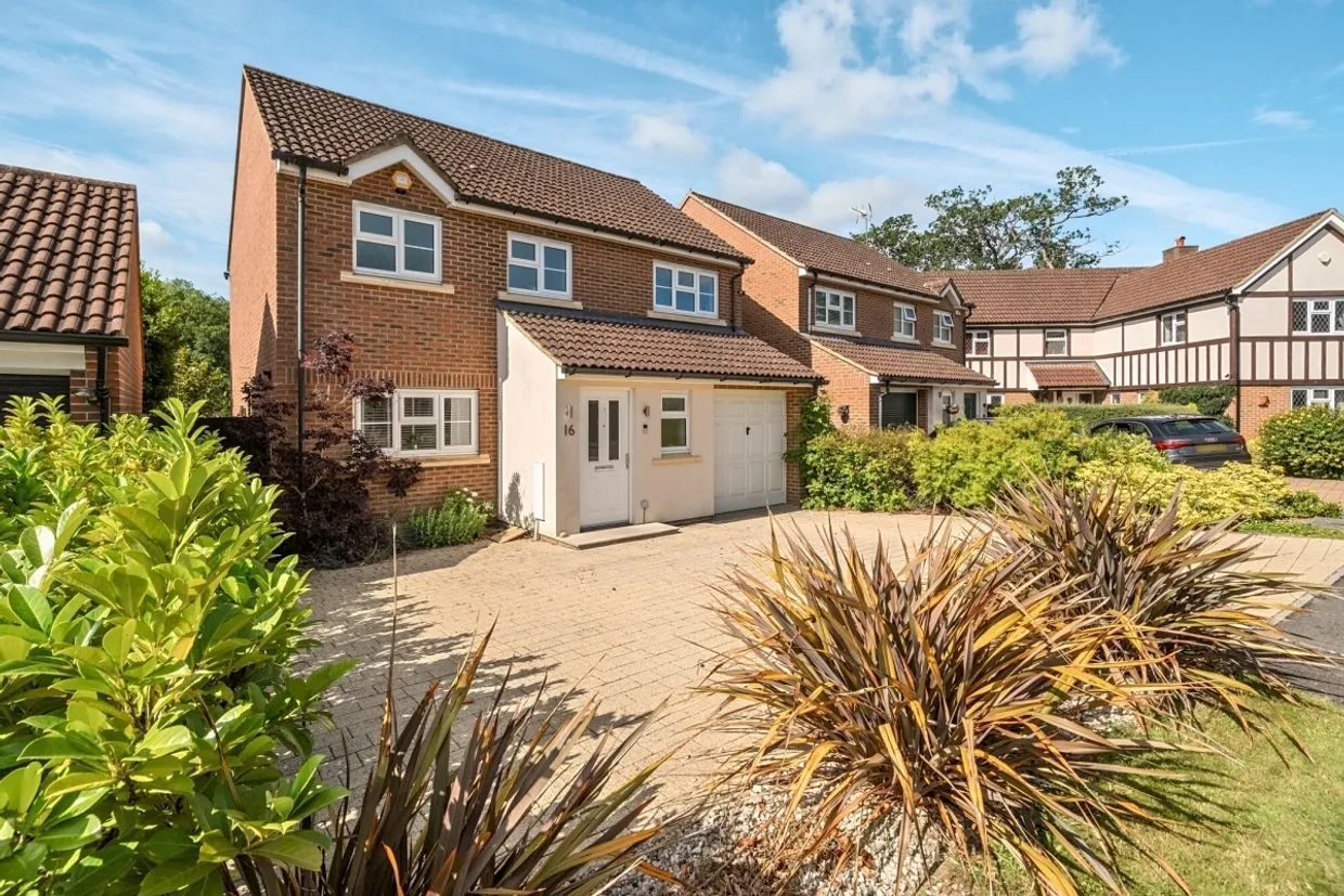 Furnival Close, Virginia Water GU25 photo 1