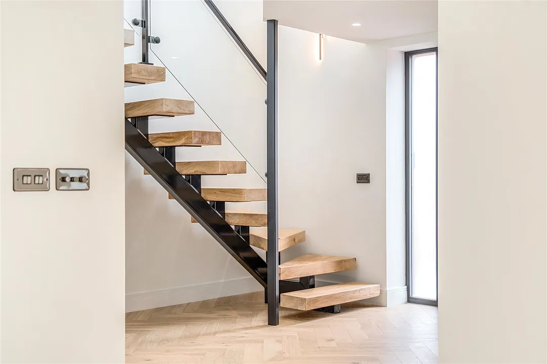 https://mr0.homeflow-assets.co.uk/files/photo/image/48620/9403/_x_/SOU260006_38.jpg