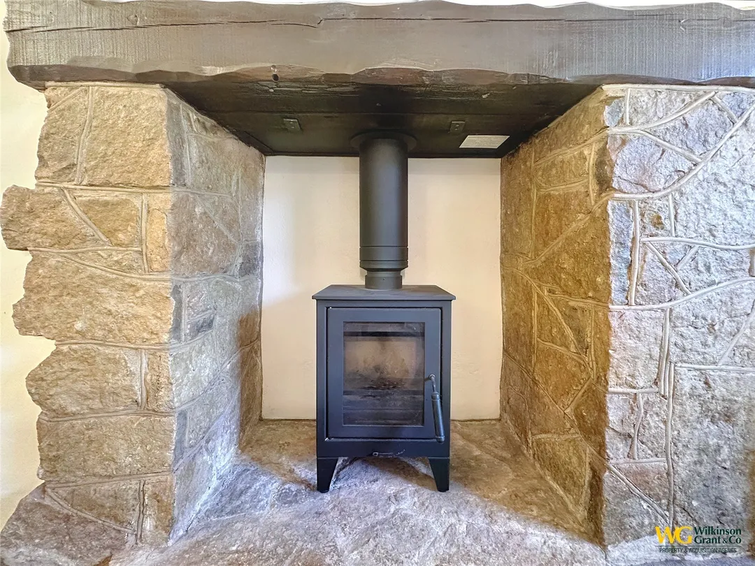 https://mr0.homeflow-assets.co.uk/files/photo/image/48621/2415/_x_/OCL150118_51.jpg
