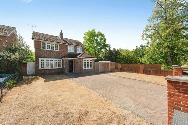 Cleveland Road, Worcester Park, KT4