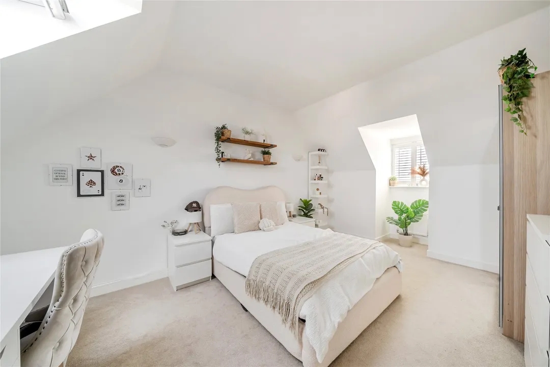 https://mr0.homeflow-assets.co.uk/files/photo/image/48625/9092/_x_/TOP260175_35.jpg