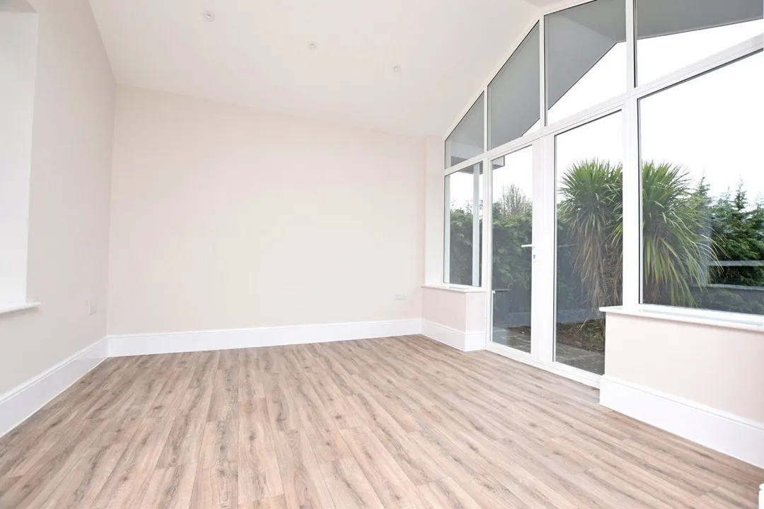 https://mr0.homeflow-assets.co.uk/files/photo/image/48628/9656/_x_/OCL190040_11.jpg