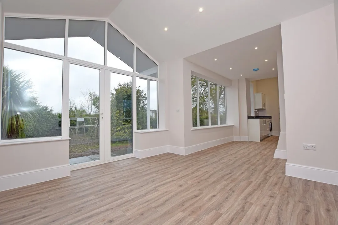 https://mr0.homeflow-assets.co.uk/files/photo/image/48628/9657/_x_/OCL190040_10.jpg