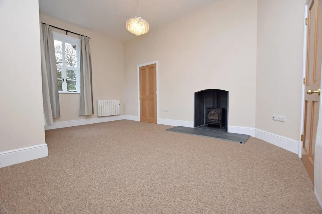 https://mr0.homeflow-assets.co.uk/files/photo/image/48628/9662/_x_/OCL190040_01.jpg