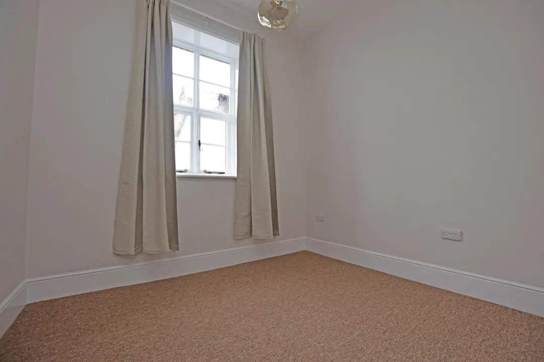 https://mr0.homeflow-assets.co.uk/files/photo/image/48628/9667/_x_/OCL190040_07.jpg