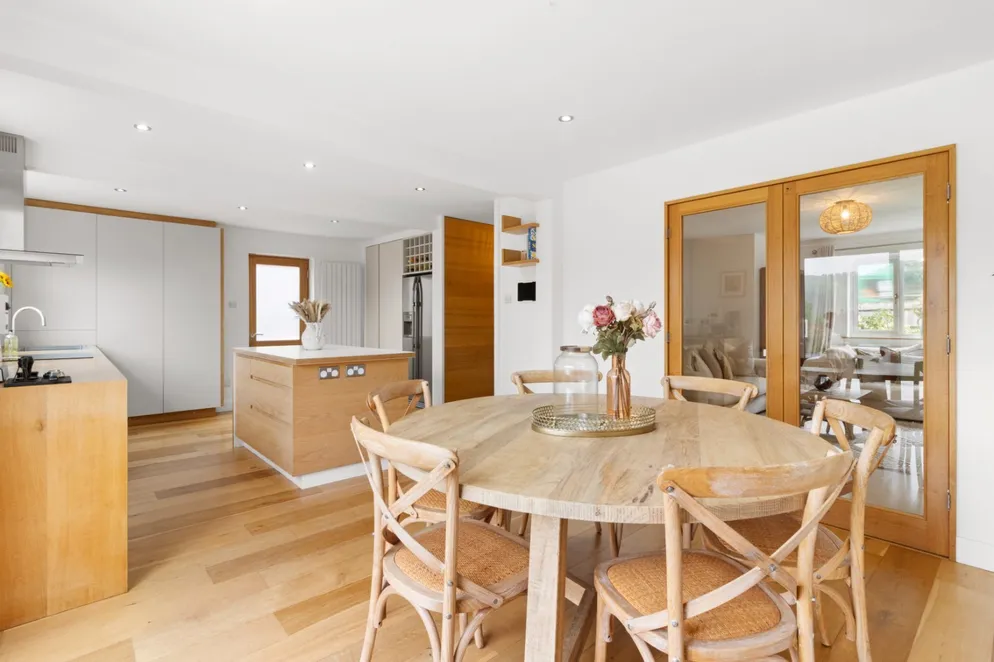 Property carousel item 4