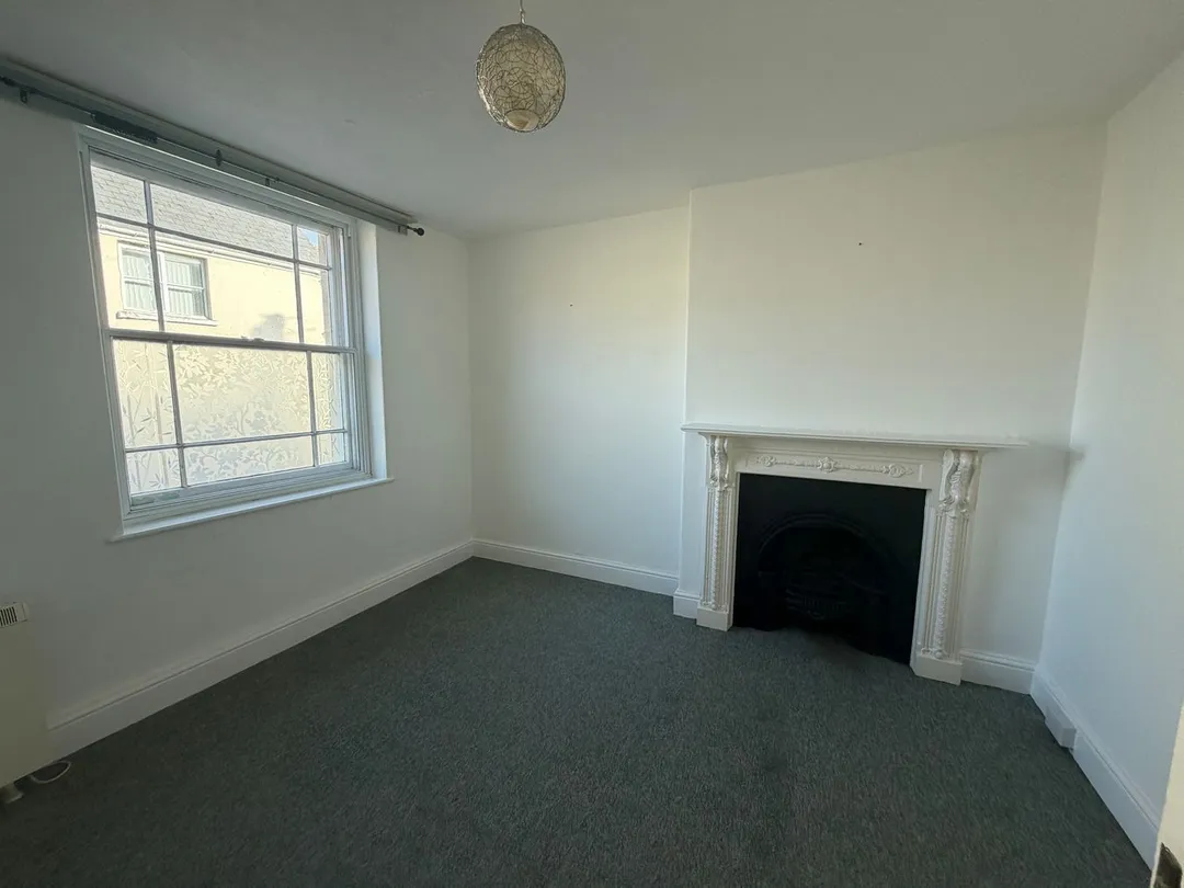 https://mr0.homeflow-assets.co.uk/files/photo/image/48632/0410/_x_/60109503.jpg
