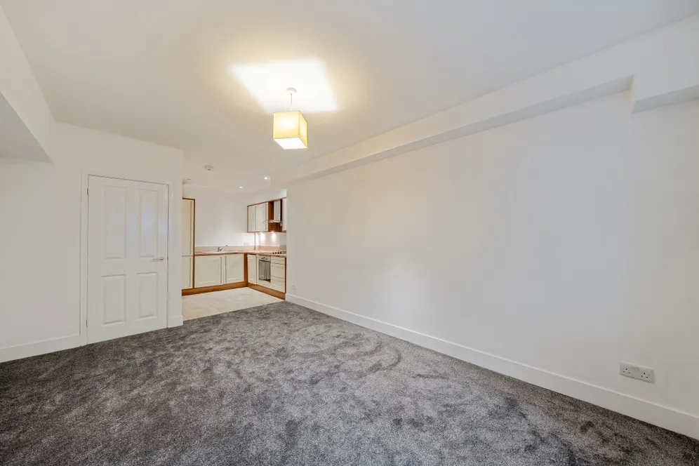11 Molesey Road Hersham KT12 photo 2