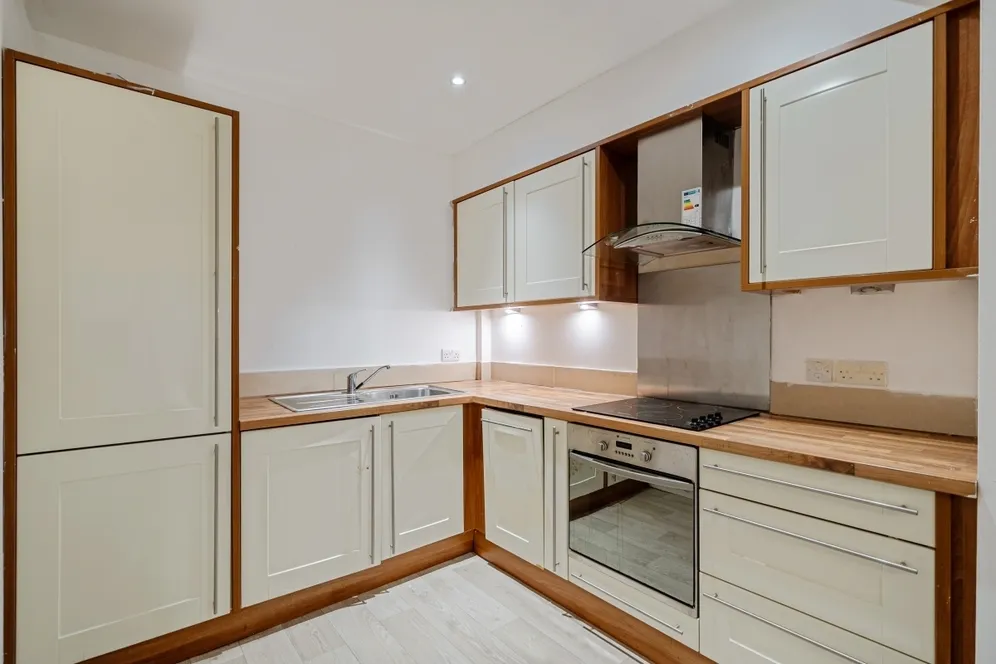 11 Molesey Road Hersham KT12 photo 3