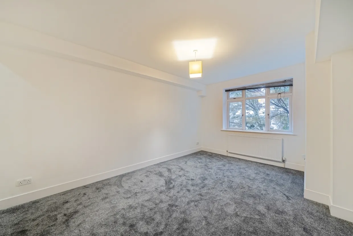 11 Molesey Road Hersham KT12 photo 4