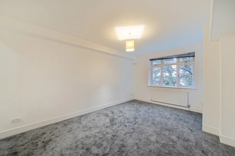 11 Molesey Road Hersham KT12 photo 4