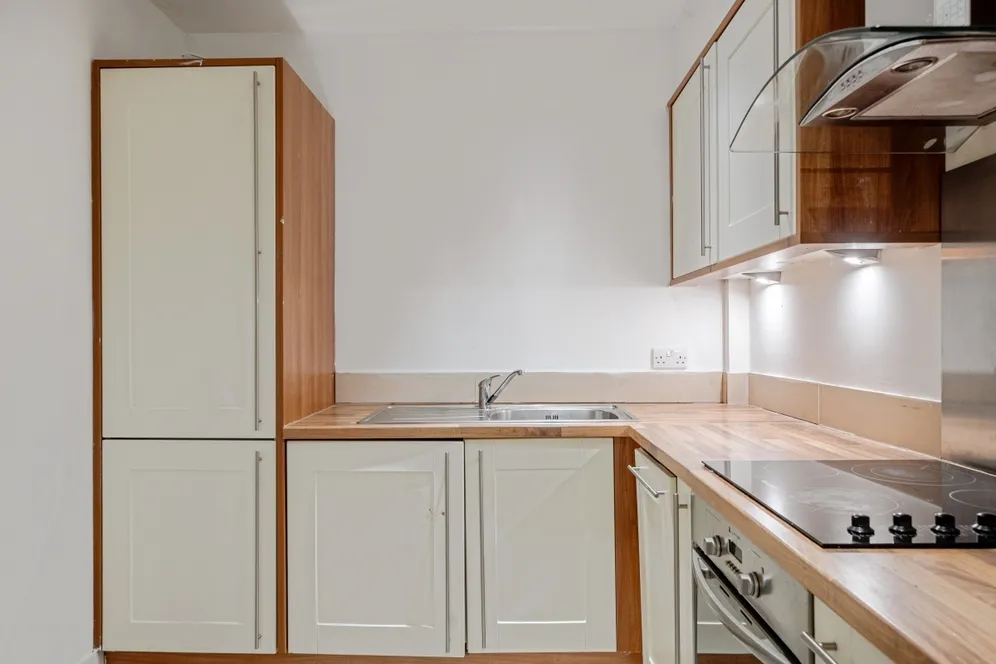 11 Molesey Road Hersham KT12 photo 5