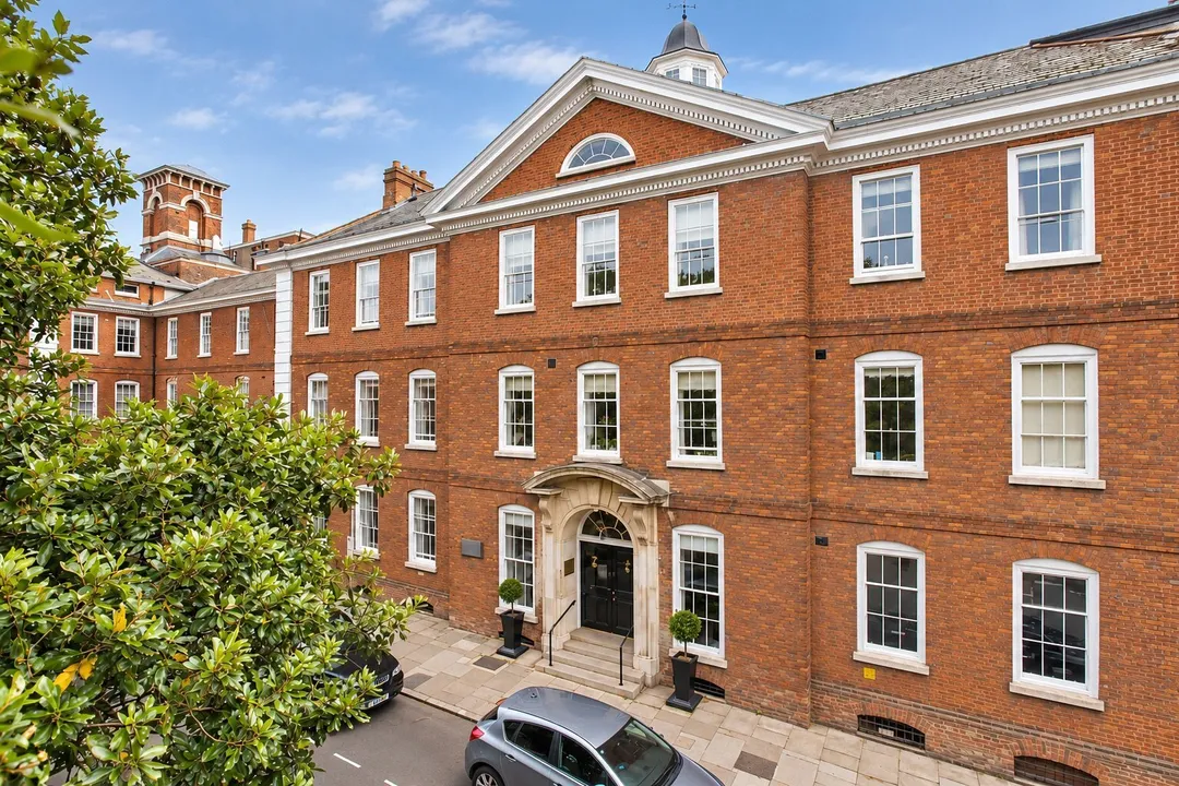 https://mr0.homeflow-assets.co.uk/files/photo/image/48641/5725/_x_/OCL170089_16.jpg