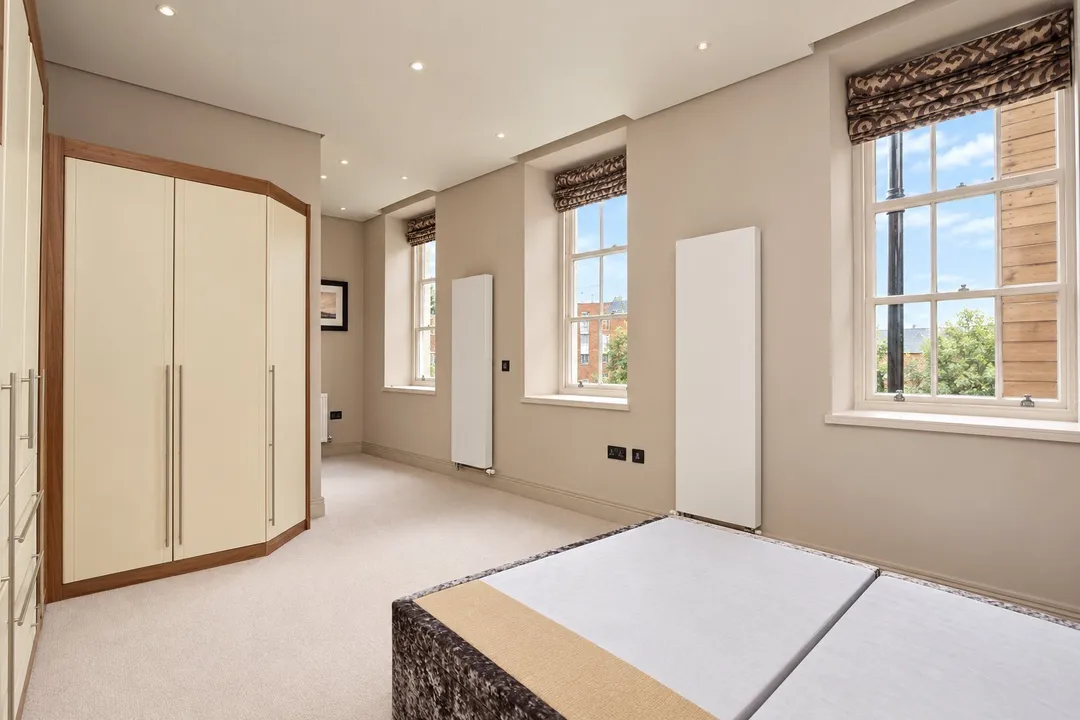 https://mr0.homeflow-assets.co.uk/files/photo/image/48641/5759/_x_/OCL170089_13.jpg