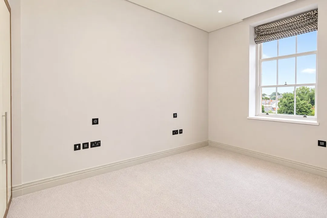 https://mr0.homeflow-assets.co.uk/files/photo/image/48641/5776/_x_/OCL170089_12.jpg