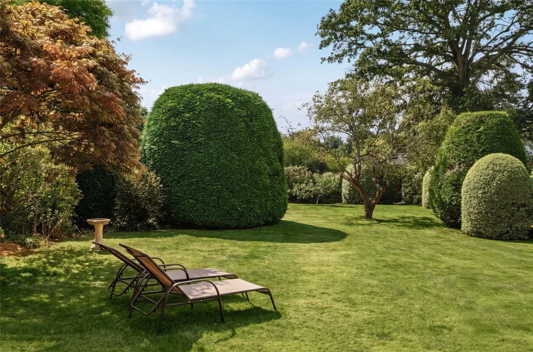 https://mr0.homeflow-assets.co.uk/files/photo/image/48642/4203/_x_/TOP260223_14.jpg