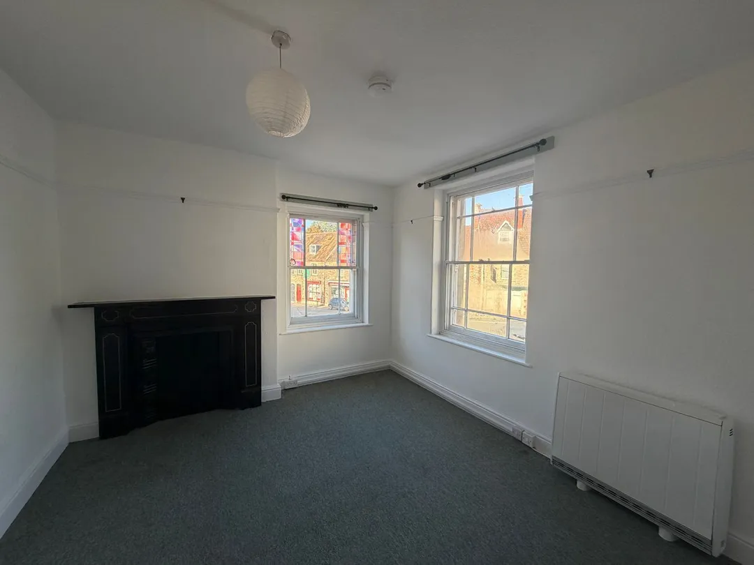 https://mr0.homeflow-assets.co.uk/files/photo/image/48646/0429/_x_/60108717.jpg