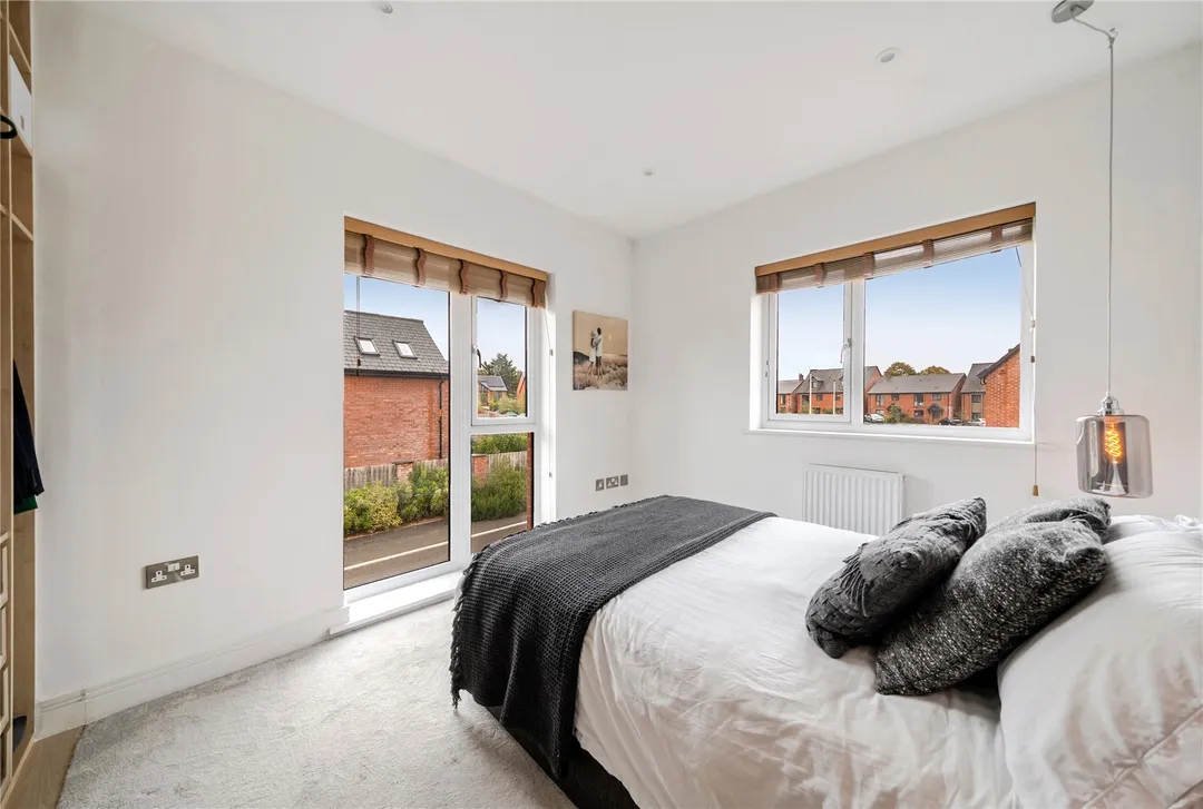 https://mr0.homeflow-assets.co.uk/files/photo/image/48650/7653/_x_/TOP260207_09.jpg