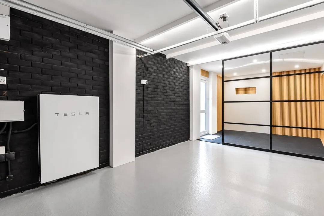 https://mr0.homeflow-assets.co.uk/files/photo/image/48650/7668/_x_/TOP260207_21.jpg
