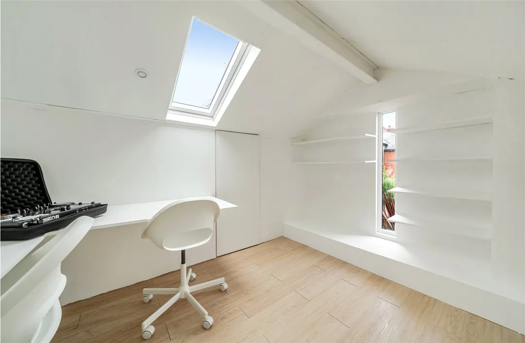 https://mr0.homeflow-assets.co.uk/files/photo/image/48650/7673/_x_/TOP260207_12.jpg