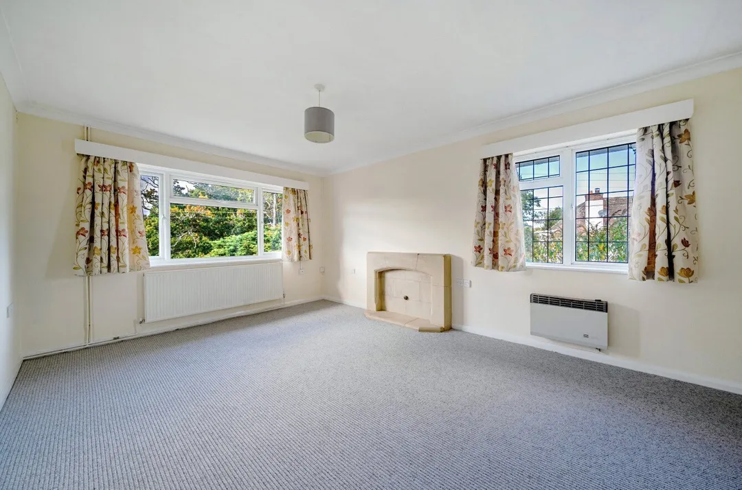 https://mr0.homeflow-assets.co.uk/files/photo/image/48651/2469/_x_/TOP260265_12.jpg