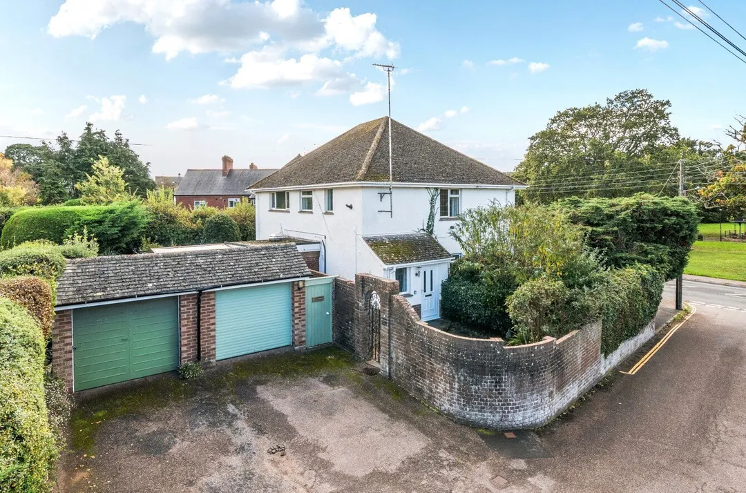 https://mr0.homeflow-assets.co.uk/files/photo/image/48651/2480/_x_/TOP260265_06.jpg