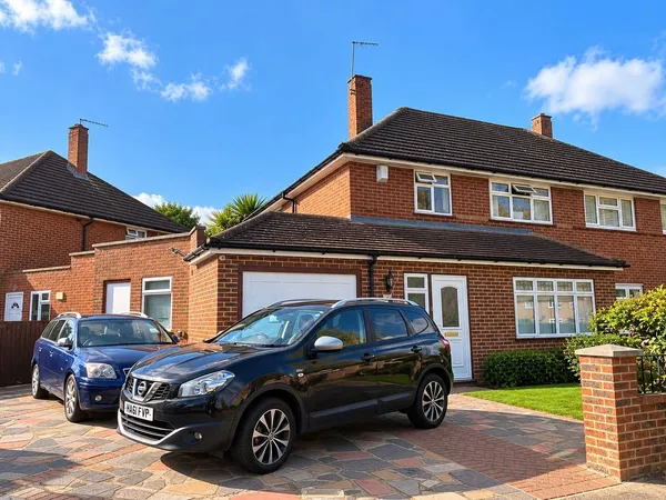 6, Thistlewood Crescent, Croydon