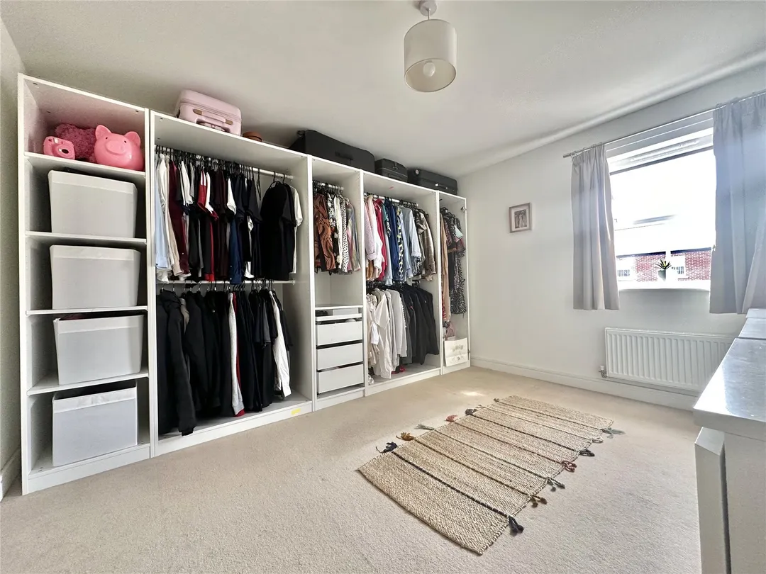 https://mr0.homeflow-assets.co.uk/files/photo/image/48653/2468/_x_/OCL160169_26.jpg