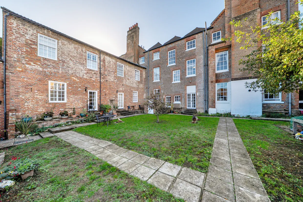Old Bath Road, Newbury, RG14 photo 16