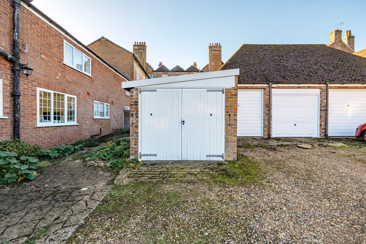 Old Bath Road, Newbury, RG14 photo 17