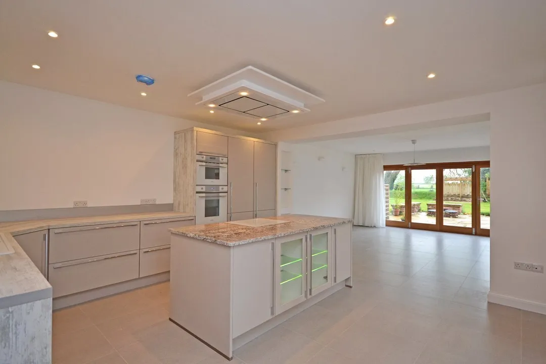 https://mr0.homeflow-assets.co.uk/files/photo/image/48658/7190/_x_/OCL160048_03.jpg
