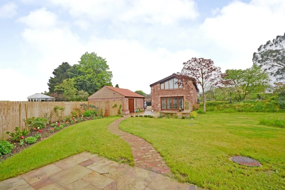 https://mr0.homeflow-assets.co.uk/files/photo/image/48658/7193/_x_/OCL160048_25.jpg